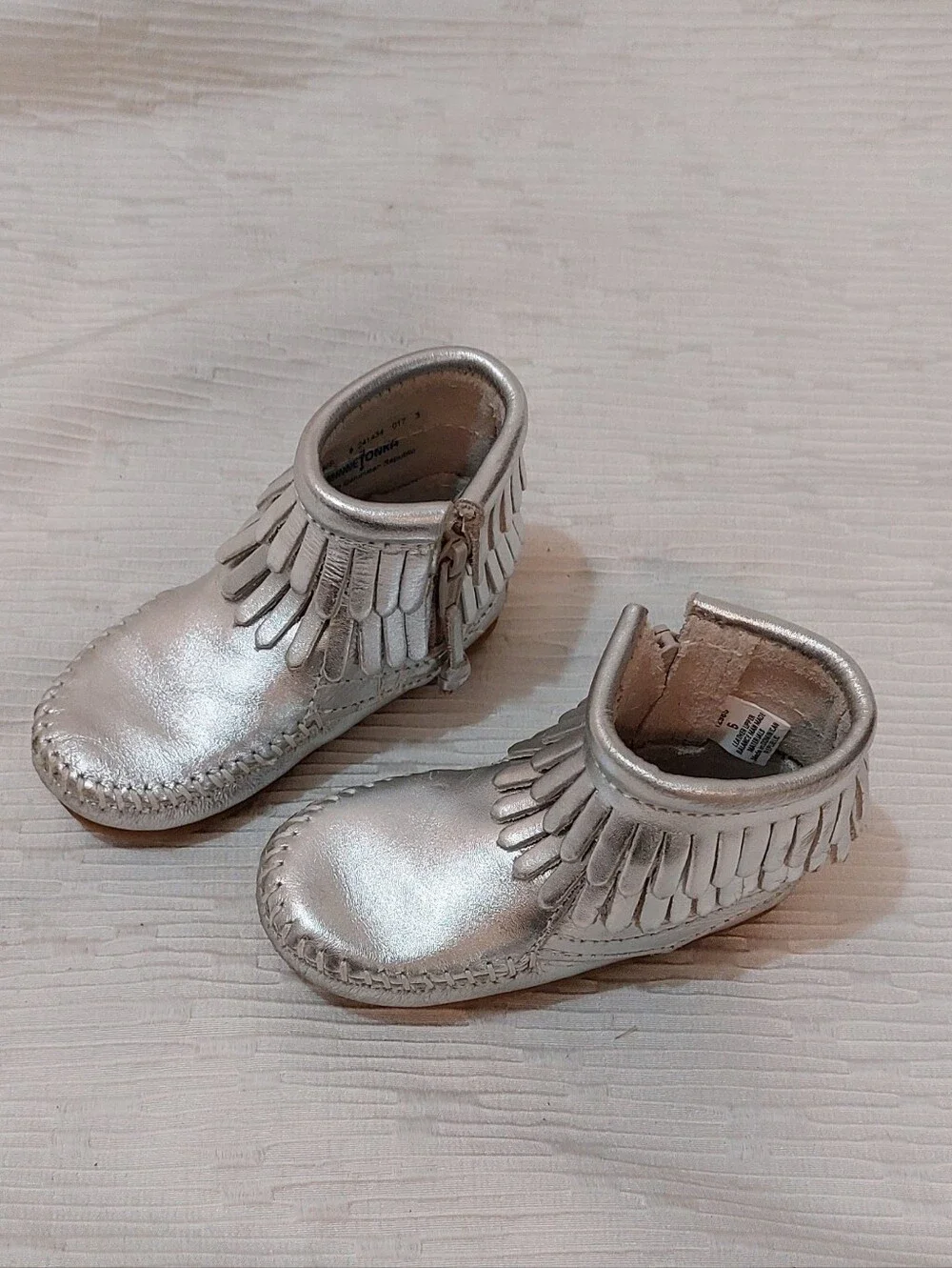 Minnetonka Leather Silver Fringe Moccasin Boots for Kids Size 5